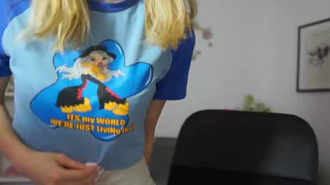 Snapshot of catecrago_ chatting on March 6, 2:29 pm catecrago online show from March 6, 2:29 pm