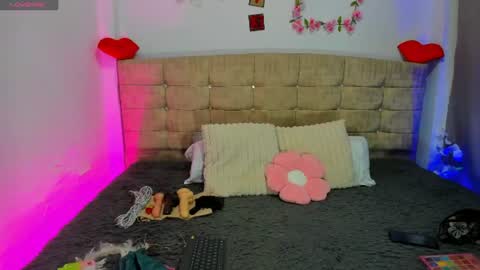 catherine_and_tara online show from July 28, 8:01 pm