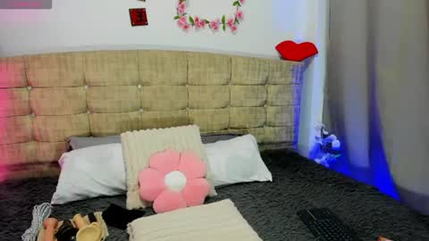 catherine_and_tara online show from July 22, 9:27 pm