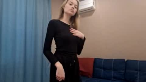 Snapshot of cathrynfinnell chatting on October 26, 11:27 am Alisa online show from October 26, 11:27 am