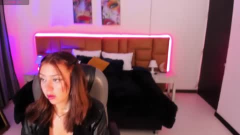 catti_brie_ online show from July 24, 11:41 am