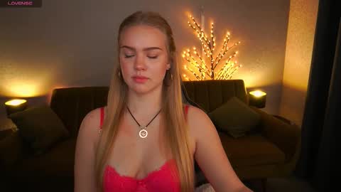 celestenoirr online show from December 3, 8:06 am