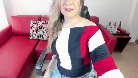 Snapshot of chanel_gold chatting on December 26, 4:14 pm online show from December 26, 4:14 pm