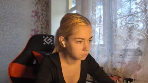 charleneschonert online show from November 5, 7:35 am