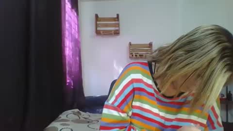 Snapshot of charlot_ponze chatting on December 27, 8:07 pm charlott online show from December 27, 8:07 pm