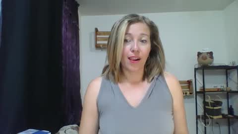 Snapshot of charlot_ponze chatting on December 26, 12:25 am charlott online show from December 26, 12:25 am