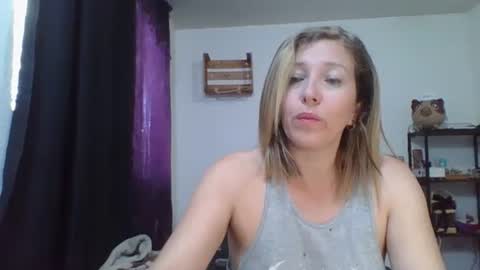 Snapshot of charlot_ponze chatting on January 31, 5:32 pm charlott online show from January 31, 5:32 pm