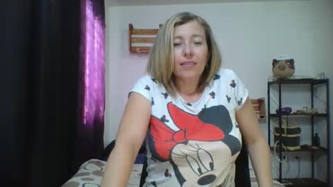 Snapshot of charlot_ponze chatting on December 18, 7:19 pm charlott online show from December 18, 7:19 pm