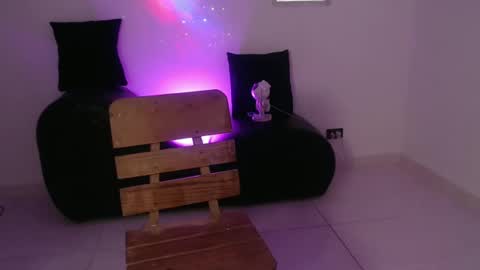 Snapshot of charlott_hotx chatting on September 28, 9:31 pm charlott online show from September 28, 9:31 pm