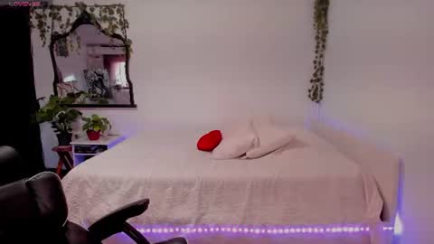 Laura online show from June 11, 2:47 pm