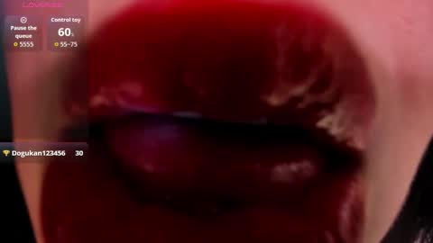 Snapshot of charlottemeyerr chatting on October 17, 3:32 am charlot online show from October 17, 3:32 am