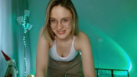 Snapshot of charming_beauty chatting on January 16, 3:23 am Michelle online show from January 16, 3:23 am