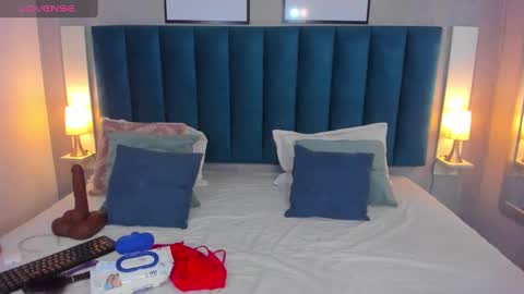 Snapshot of cheneelllorens chatting on December 18, 8:36 pm online show from December 18, 8:36 pm