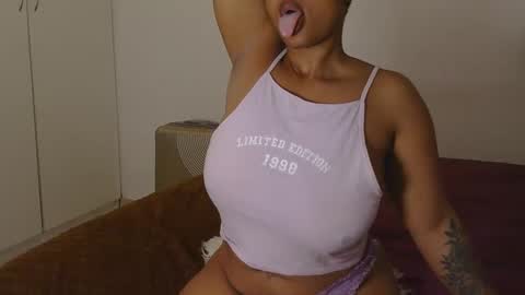 Snapshot of cherrybabexx chatting on December 5, 5:48 am Cherrybabe online show from December 5, 5:48 am