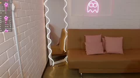 Snapshot of chiara_tay chatting on December 2, 7:14 pm Chiara online show from December 2, 7:14 pm