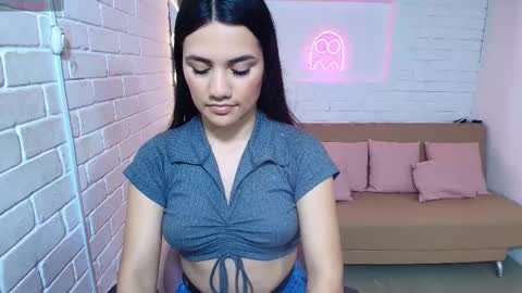 Snapshot of chiara_tay chatting on February 19, 3:28 am Chiara online show from February 19, 3:28 am
