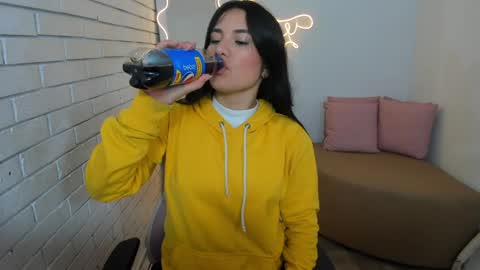 Snapshot of chiara_tay chatting on February 9, 3:00 am Chiara online show from February 9, 3:00 am