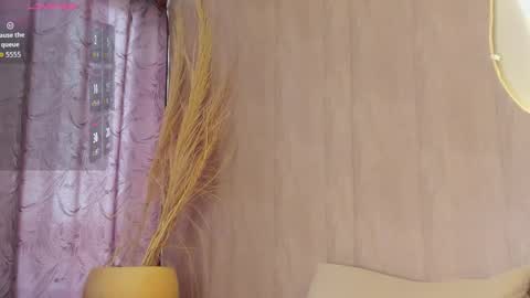 C H L O E  online show from January 13, 1:15 pm