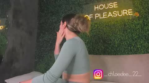 Snapshot of chloe_dee_ chatting on October 11, 12:30 pm Chloe online show from October 11, 12:30 pm