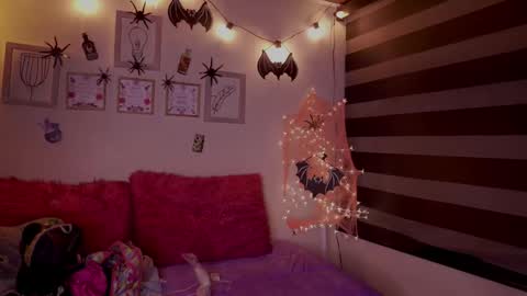 Snapshot of chloe_moons_ chatting on October 18, 1:52 am CLOE online show from October 18, 1:52 am