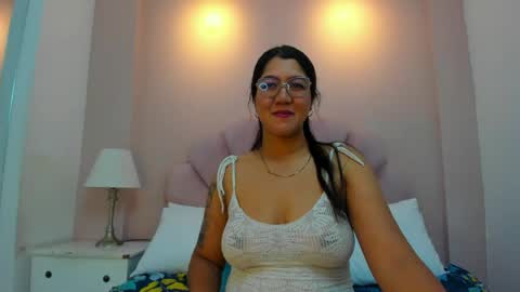 chloe_thomsoon online show from April 22, 8:17 pm