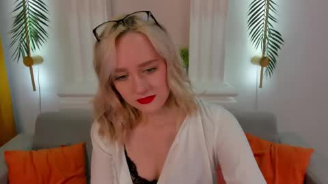 Chloe Deccker online show from May 21, 1:14 am
