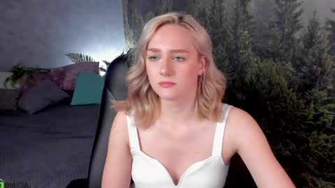 Chloe Deccker online show from May 18, 4:07 am