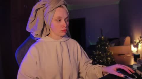 Snapshot of chloegins chatting on December 26, 3:42 pm chloegins online show from December 26, 3:42 pm