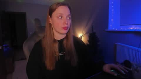 Snapshot of chloegins chatting on December 17, 9:16 pm chloegins online show from December 17, 9:16 pm