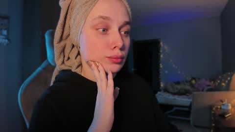 Snapshot of chloegins chatting on January 21, 6:00 am chloegins online show from January 21, 6:00 am
