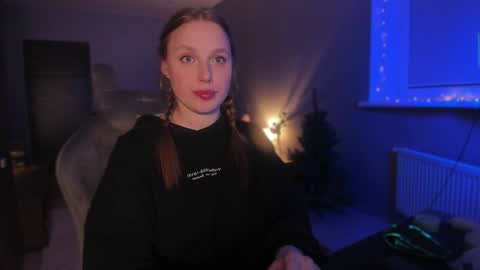 Snapshot of chloegins chatting on December 17, 12:01 am chloegins online show from December 17, 12:01 am
