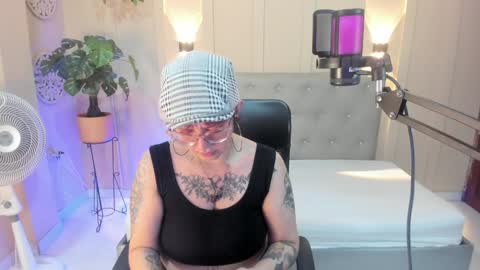 Snapshot of chloerossee chatting on January 8, 1:32 am Chloe rosse online show from January 8, 1:32 am