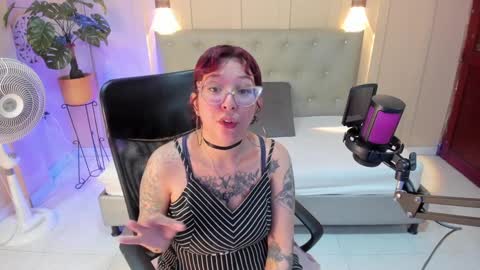 Snapshot of chloerossee chatting on January 12, 1:21 am Chloe rosse online show from January 12, 1:21 am