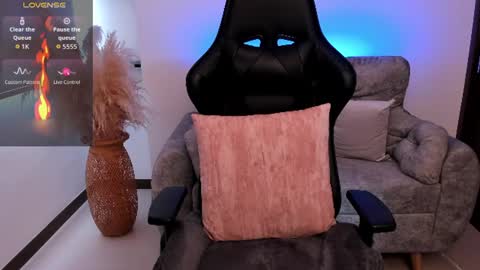 Laura online show from June 15, 8:09 pm