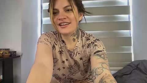 Snapshot of christine_f chatting on September 15, 5:42 pm Val riess -- Instagram free online show from September 15, 5:42 pm
