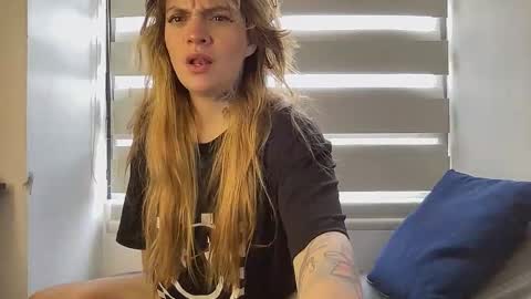 Snapshot of christine_f chatting on October 10, 7:52 pm Val riess -- Instagram free online show from October 10, 7:52 pm