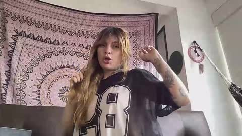 Snapshot of christine_f chatting on October 12, 5:59 pm Val riess -- Instagram free online show from October 12, 5:59 pm