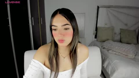 Snapshot of cieloo_ chatting on February 17, 6:17 pm CIELO online show from February 17, 6:17 pm