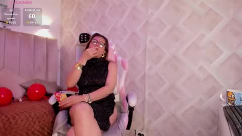 clhoe_johnson_ online show from February 14, 3:14 pm