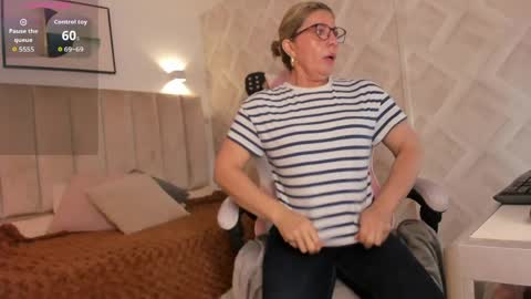 clhoe_johnson_ online show from April 4, 12:26 pm