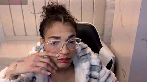 Snapshot of cloe_tx_ chatting on October 15, 2:58 am cloee online show from October 15, 2:58 am