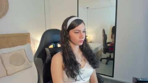 cloee20_ online show from December 17, 2:27 am