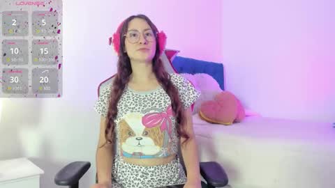 Snapshot of clover_tter_ chatting on October 17, 10:18 am Chloe online show from October 17, 10:18 am