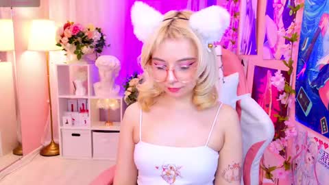 Snapshot of coconut_mia chatting on February 22, 9:53 pm Mia online show from February 22, 9:53 pm