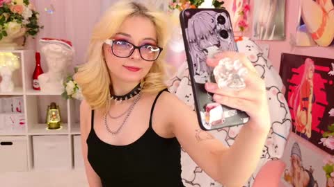Snapshot of coconut_mia chatting on December 24, 10:28 pm Mia online show from December 24, 10:28 pm