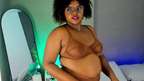 conielaurenth online show from January 24, 11:56 pm