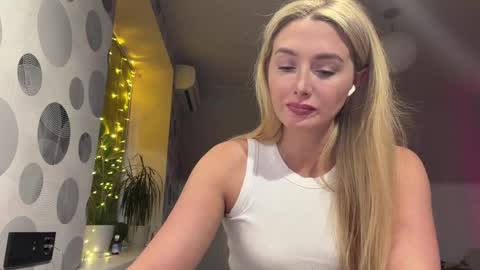 Anny online show from April 9, 3:17 pm