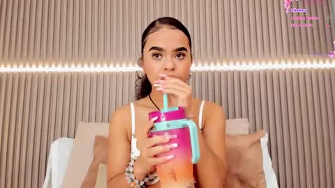 Snapshot of coralineross_ chatting on March 5, 11:17 am coralineross_ online show from March 5, 11:17 am
