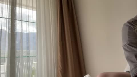 Snapshot of crave_elise chatting on October 3, 10:20 am Elise online show from October 3, 10:20 am
