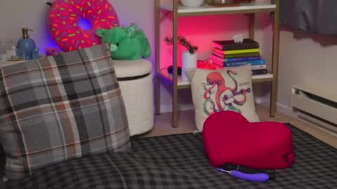 Snapshot of creme_dela_creme chatting on February 15, 4:36 am Quinn de la Creme online show from February 15, 4:36 am